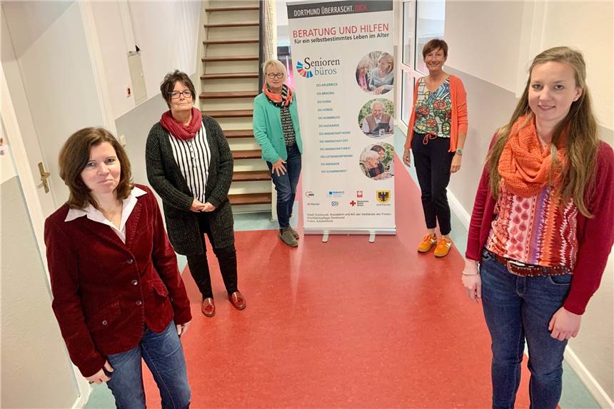 Neue Gesichter im Amtshaus - Ausweitung des Seniorenbüros Claudia Merkel (l.) und Miriam Lehmann (r.) sind die beiden Neuen im Team des Seniorenbüros. Brigitte Steffen, Theresia Torschmied und Petra Emig (hinten von links) sind schon länger dabei.