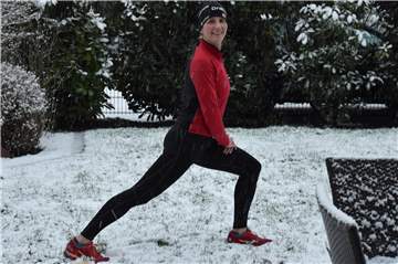 Claudia Nachtwey beim Aufwärmen im Schnee.