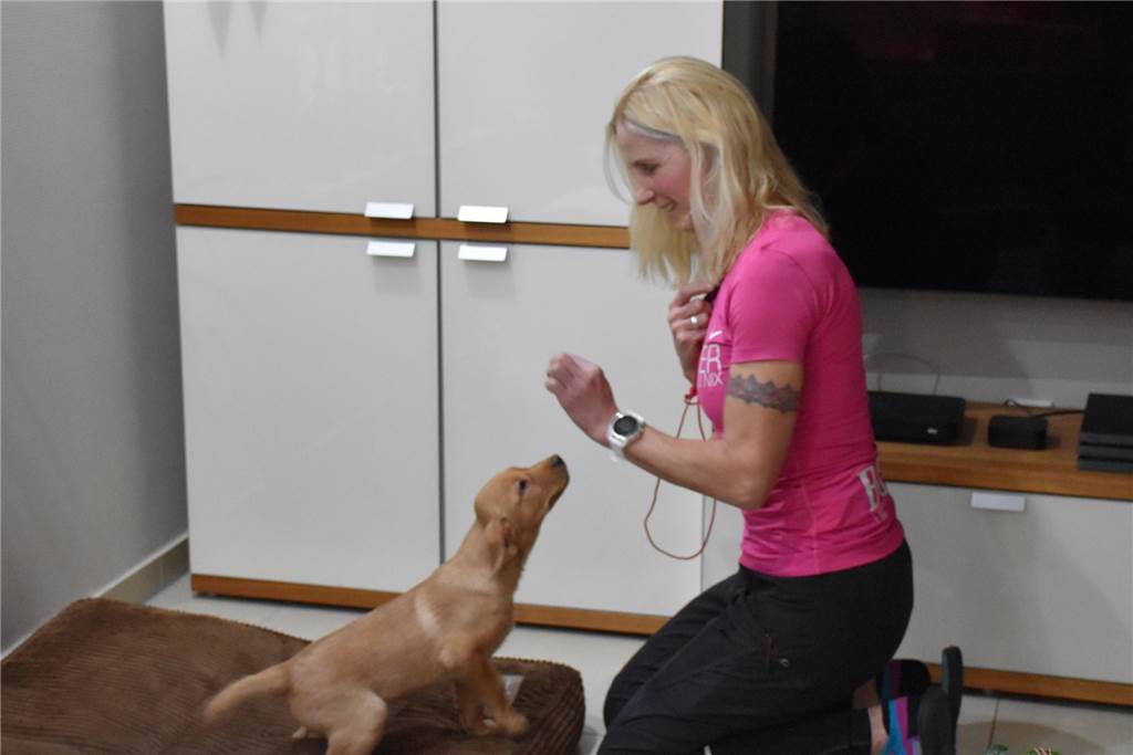 Laufen bei Minusgraden? Mit der richtigen Kleidung, Motivation und Strecke kein Problem! Claudia Nachtwey mit einem ihrer vier Hunde, durch die sie sowieso täglich bei Wind und Wetter vor die Tür muss.