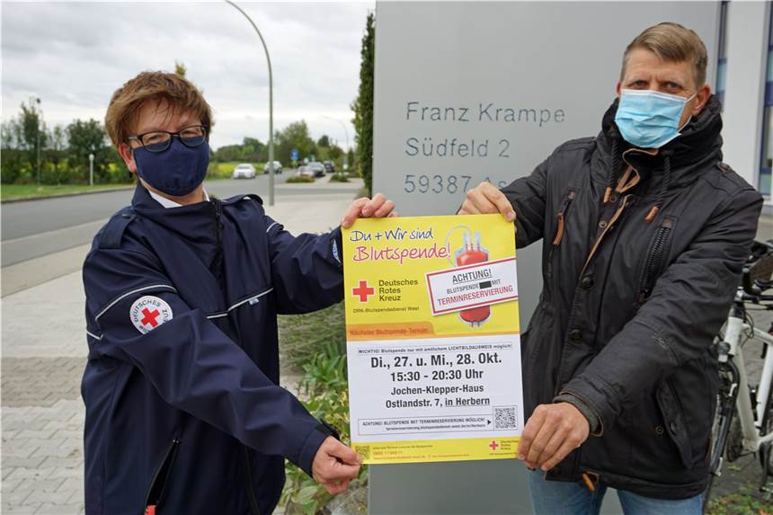 Blutspende in Coronazeiten besonders wichtig - Termin online ausmachen Claudia Närdemann vom DRK macht gemeinsam mit Stephan Krampe auf die Kampagne #missingtype" und somit auf die kommende Blutspende aufmerksam.