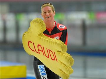 Claudia Pechstein freut sich über das Ergebnis und schwingt eine überdimensionale Schaumstoffhand. Foto: Soeren Stache