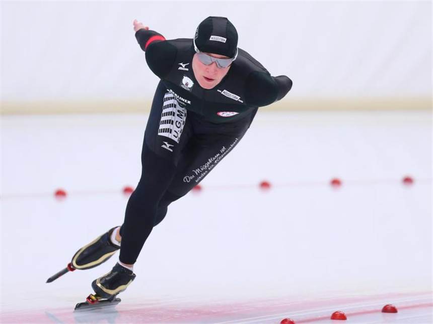 Claudia Pechstein zum Auftakt der Weltcup-Saison Achte Claudia Pechstein hat zum Auftakt der Weltcupsaison der Eisschnellläufer in Calgary den achten Platz über 3000 Meter belegt. Foto: Karl-Josef Hildenbrand