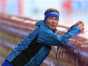 Claudia Pechstein ist mit dem Kopf abseits der Eisbahn. Foto: Karl-Josef Hildenbrand