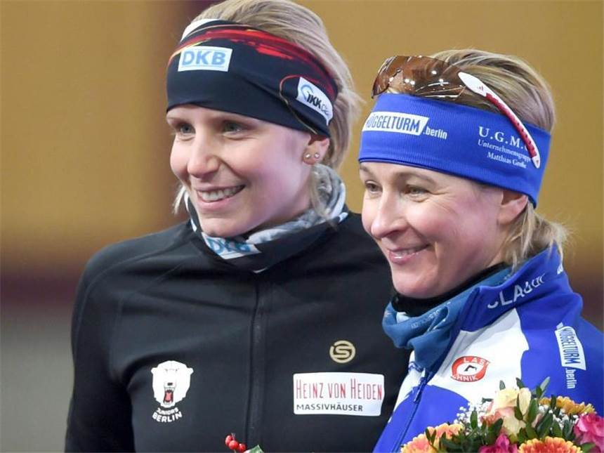 Kraus über Pechstein «nicht mehr so, wie es mal war» Claudia Pechstein (M) ist für Bente Kraus (l) immer noch ein Vorbild. Foto: Soeren Stache