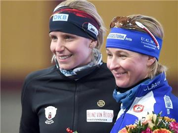 Claudia Pechstein (M) ist für Bente Kraus (l) immer noch ein Vorbild. Foto: Soeren Stache
