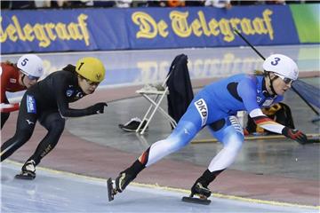 Claudia Pechstein (r) führt das Feld der Eisschnelläuferinnen beim Massenstart in Salt Lake City an. Foto: Rick Bowmer