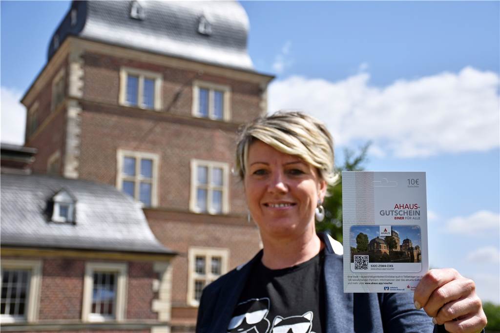 Neue rabattierte Gutscheine: Politik stimmt für 250.000 Euro Zuschuss Claudia Platte mit einem Ahaus-Gutschein: Demnächst soll es neue rabattierte Ahaus-Gutscheine geben. Der Rat muss noch zustimmen.
