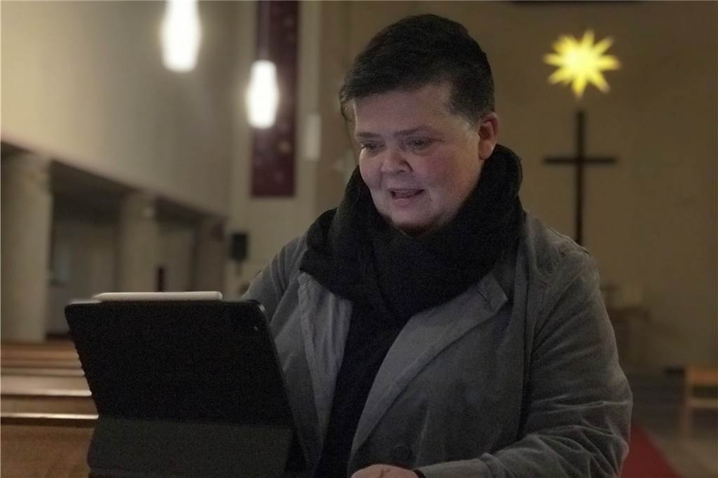 Superintendentin Reifenberger: Wir dürfen keine Angst vor Austritten haben Claudia Reifenberger liebt vor allem Gottesdienste in einer dunklen Kirche. Sie glaubt aber auch daran, dass es weiter Video-Streams gibt, um die Gottesdienste auch nach Hause zu übertragen.
