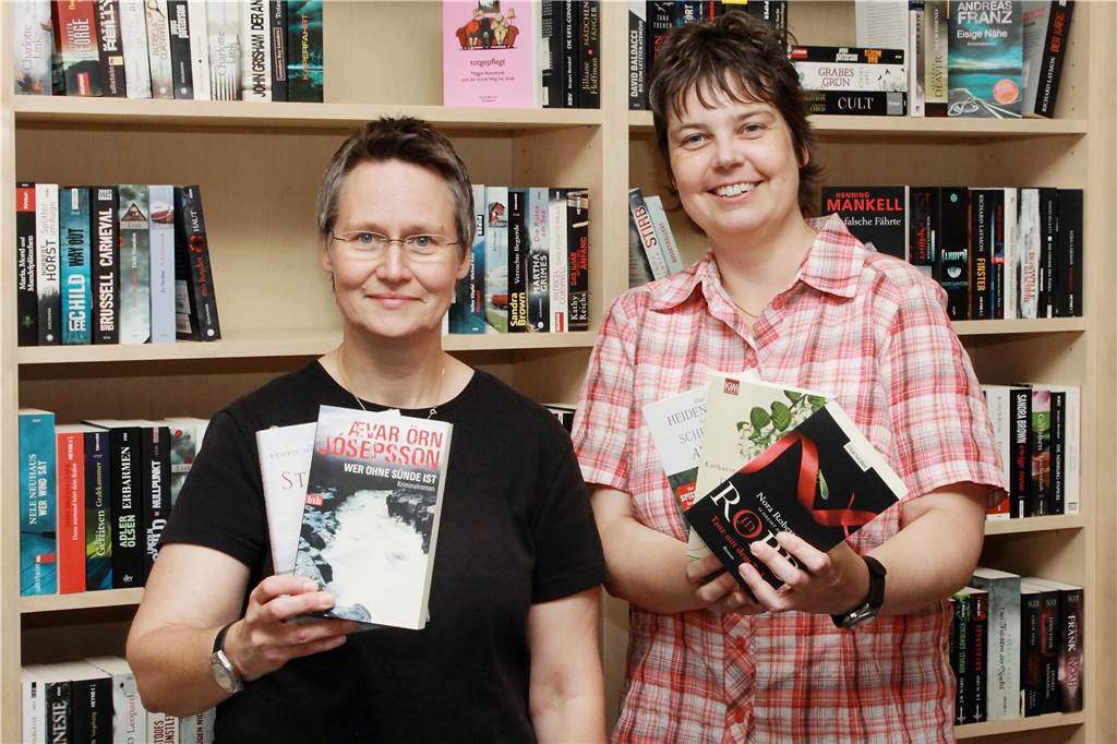 Claudia Rohmann (l.) und Sabine Kurmann sind ebenfalls froh, dass sie wieder ihre Buchhandlung „Seitenreich“ öffnen dürfen. (Das Bild ist vor der Corona-Pandemie entstanden.)