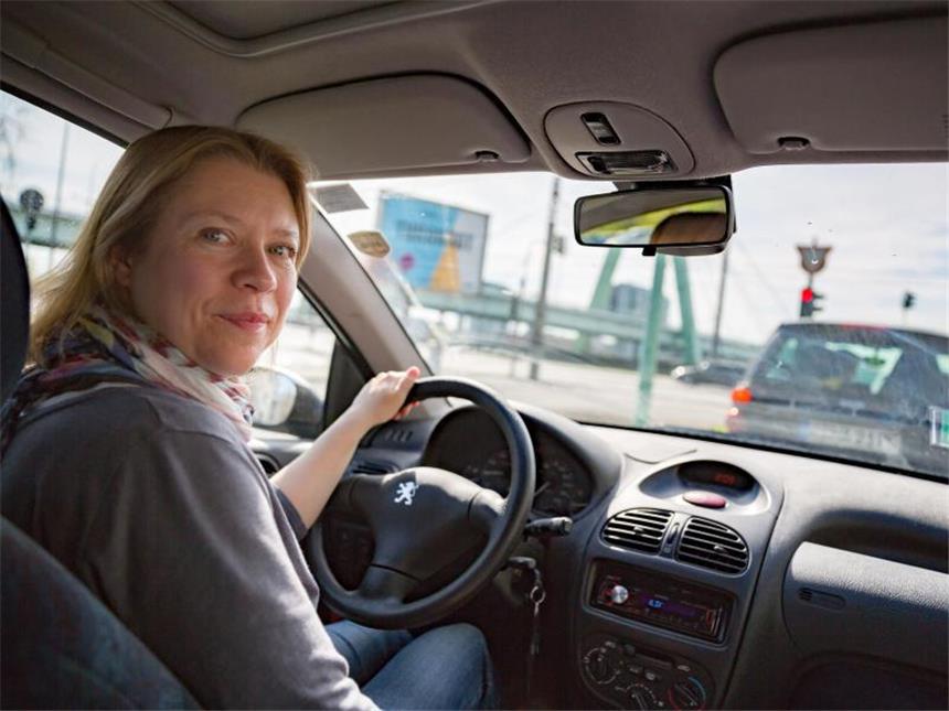 Wenn Autofahrer aus der Übung kommen Claudia Sharif fährt nach mehreren Fahrstunden wieder alleine Auto. Foto: Annika Fußwinkel/dpa