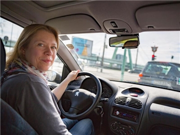 Claudia Sharif fährt nach mehreren Fahrstunden wieder alleine Auto. Foto: Annika Fußwinkel/dpa