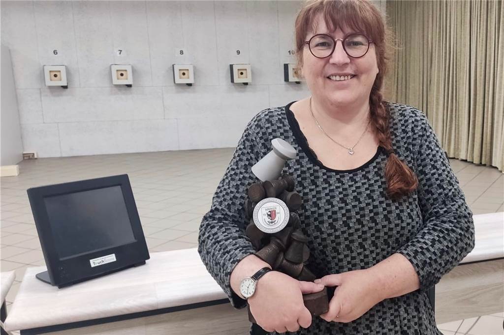 Scharnhorster Verein geht in Märker Schützengemeinschaft auf Claudia Tepel, Vorsitzende der Märker Schützengemeinschaft, steht in den neugestalteten Räumen an der Schweizer Allee in Aplerbeck, die jetzt auch über eine elektronische Schießanlage verfügen