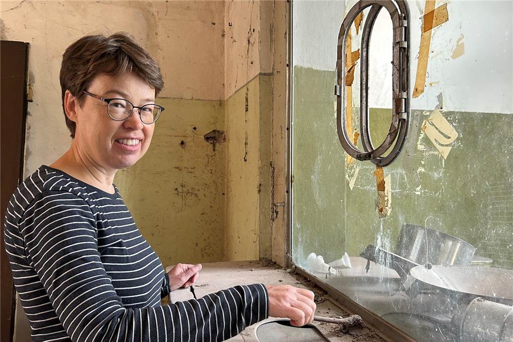 Bahnhof öffnet Türen: Schalterhalle seit 48 Jahren im Dornröschenschlaf Claudia Volbers am historischen Fahrkartenschalter.