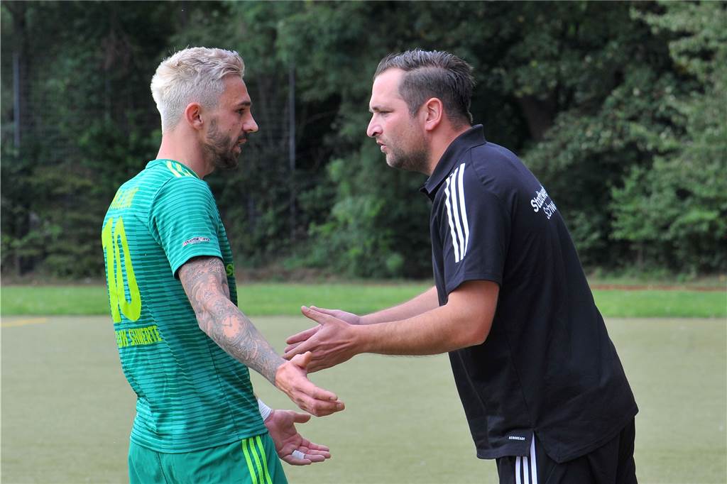 Bezirksligist angelt sich neuen Co-Trainer vom Liga-Konkurrenten aus Schwerte Claudio Marzolla (r.), hier mit Stürmer Jasmin Smajlovic, war seit Beginn der Saison 2020/21 Co-Trainer des ETuS/DJK Schwerte