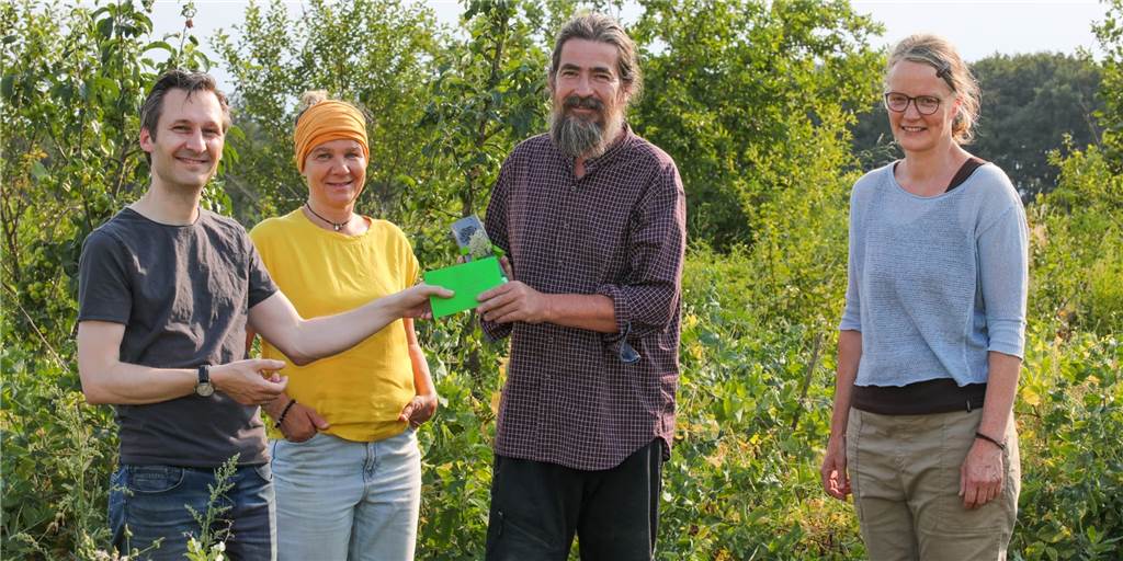 Grüne Hölle mit besonderem Konzept: Olfener Klimaforum vergibt Klimapreis Claudius Hirsch, Anja Lenz und Heike Mehring vom Klimaforum Olfen haben Wolfgang Buchmann (2. v. r.) den Klimapreis 2022 überreicht.