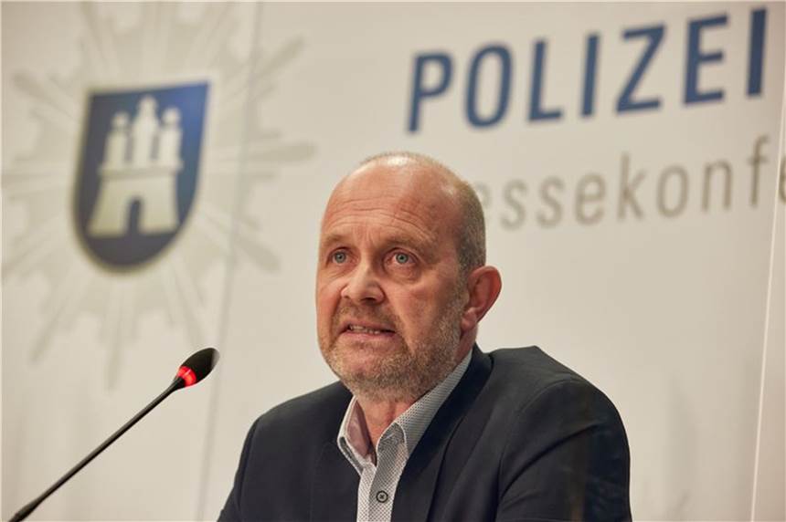 Polizei verhindert Terroranschlag: Bombenpläne für „erhebliche und tödliche Verletzungen“ Claus Cortnumme, Leiter des polizeilichen Staatsschutzes, bei einer Pressekonferenz von Generalstaatsanwaltschaft und Polizei.