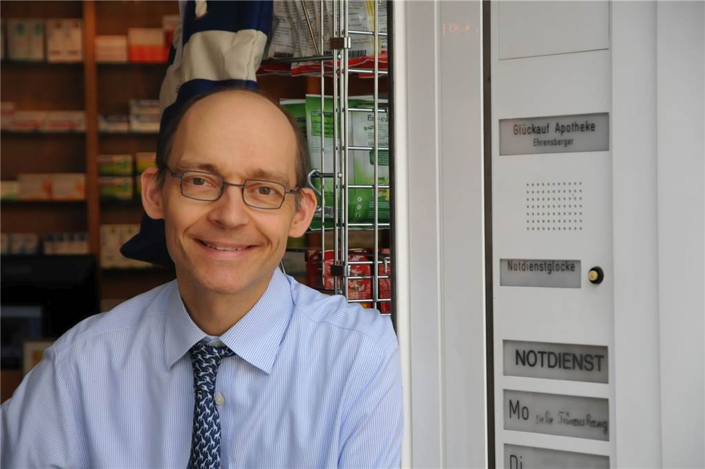 Castrop-Rauxeler Apotheken fehlen Paracetamol, Ibuprofen und 160 andere Mittel Claus Ehrensberger neben dem Klingelschild in seiner Glückauf-Apotheke.