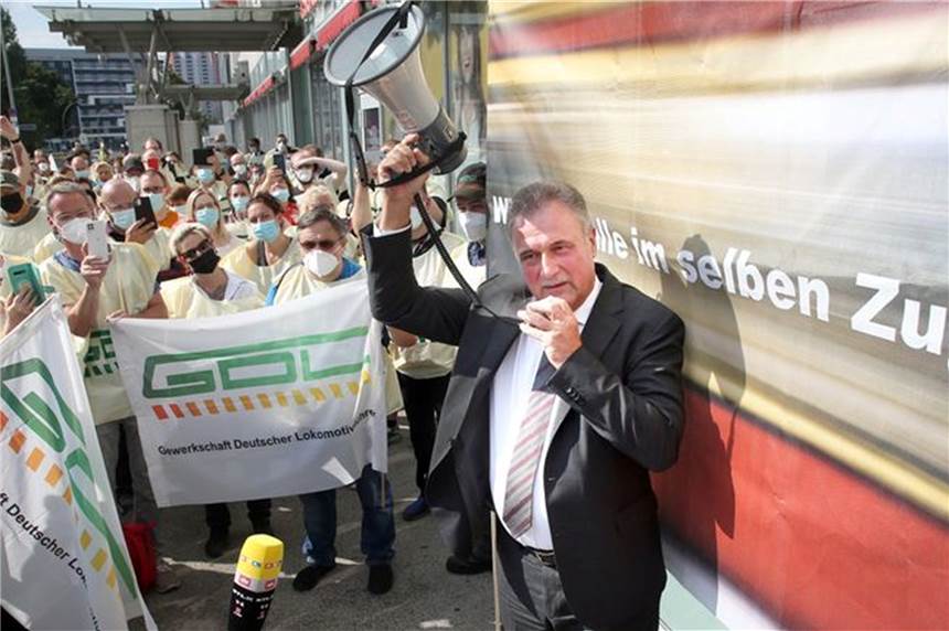 GDL-Chef Weselsky droht mit weiteren Bahnstreiks Claus Weselsky spricht am Ostbahnhof in Berlin zu den streikenden Lokführern.