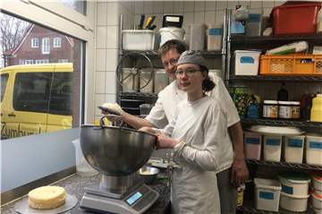 Claus Zumbusch mit seiner Konditor-Auszubildenden Joana Tenk. Sie ist schon im zweiten Lehrjahr bei der Stadtlohner Traditionsbäckerei beschäftigt.