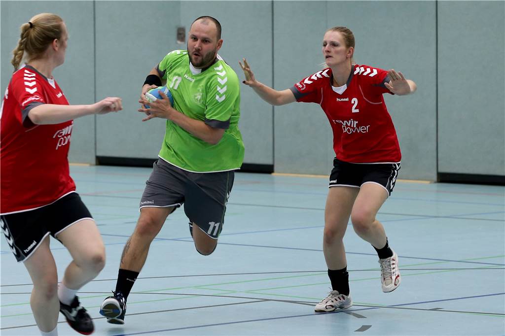Sport und Familie: Wie bekommt man das unter einen Hut? Clausen gegen Clausen: Im Testspiel setzte sich der damalige Bezirksligist Rauxel-Schwerin mit 51:29 (17:11) durch. Damit gewann Sebastian Clausen nicht nur das Spiel, sondern auch eine Wette gegen seine Frau Karen. Dafür musste der Vorsprung der Männer mindestens 15 Tore betragen.
