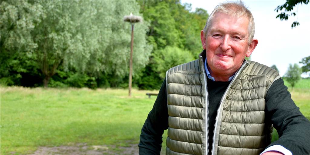 Clemens-August Brüggemann vor der Stange mit dem Storchennest: Drei Jungstörche wachsen dort – direkt an der Aa – gerade auf. Für den 69-Jährigen und die Gäste in der Haarmühle ein besonderes Naturschauspiel.