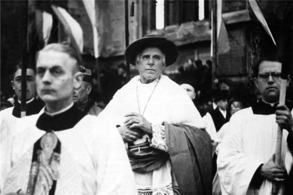 Clemens August Graf von Galen (1878-1946) war ein katholischer Bischof. Bekannt wurde der „Löwe von Münster“ vor allem durch sein öffentliches Auftreten gegen die „Vernichtung lebensunwerten Lebens“ in der Zeit des Nationalsozialismus. 1946 wurde er zum Kardinal erhoben und 2005 seliggesprochen.