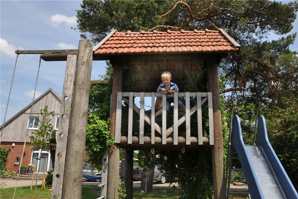 Simone und Antonius Schulze Beikel öffnen Garten und Bienenstöcke Clemens ist oft im Spielhaus zu finden.