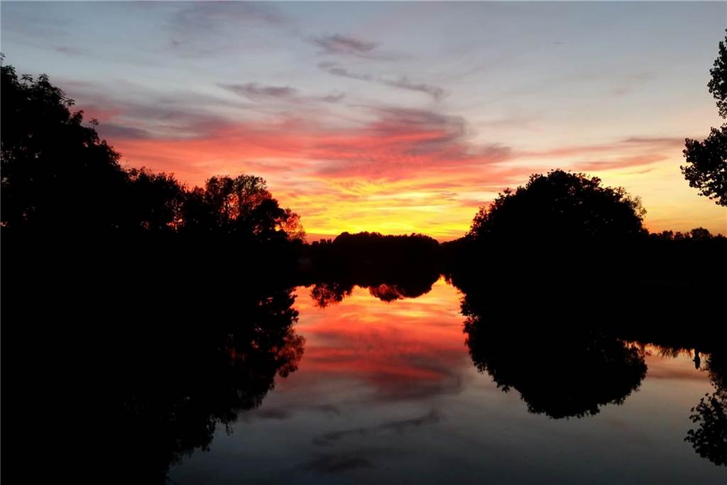 Es ist ein wunderschöner Sonnenuntergang, der sich in der Ruhr spiegelt.