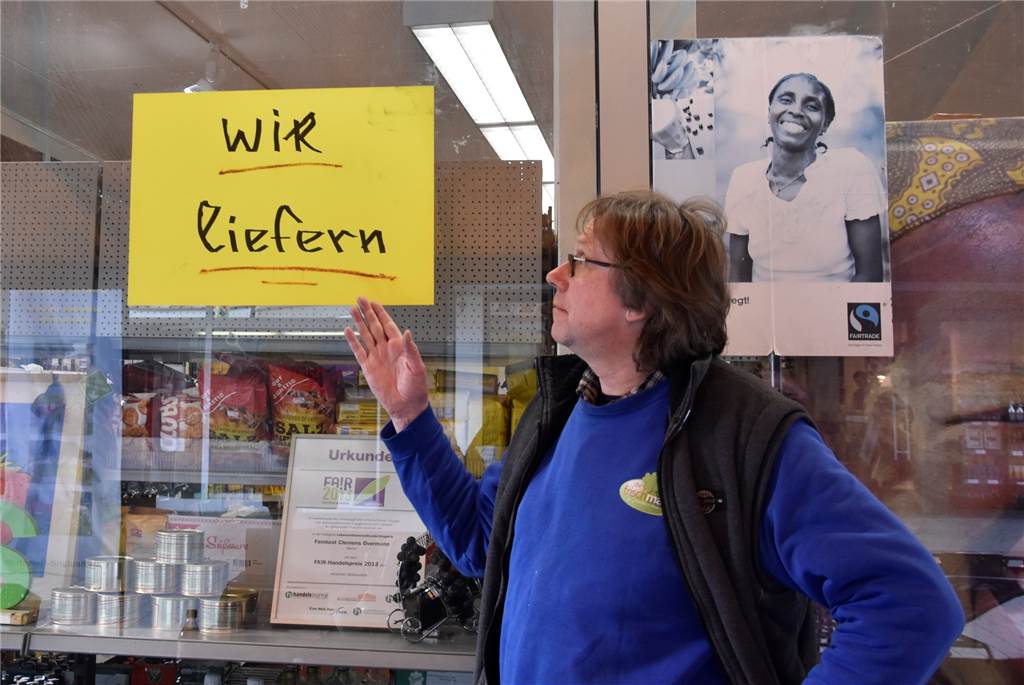 Coronavirus bereitet Kaufleuten in Werne „tiefe Sorgenfalten bis hin zu Existenzängsten“ Clemens Overmann hat einen Aushang in seinem Schaufenster befestigt: Overmann liefert seine Waren auch.