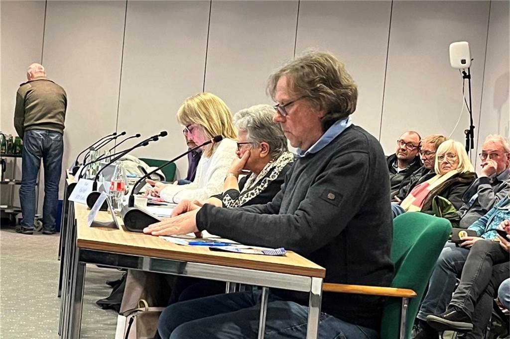 Ausschuss behandelt Grubenwasserpläne: „Die Lippe gehört uns allen!“ Clemens Overmann sitzt an einem Tisch im Ausschuss.