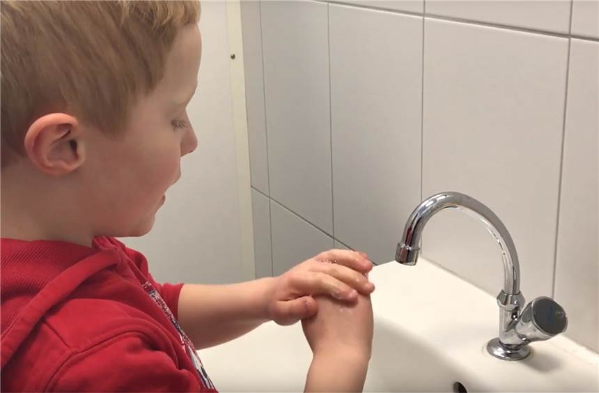 Video: Clemens Schulze Beikel (7) erklärt, wie man sich richtig die Hände wäscht Clemens Schulze Beikel erklärt, wie man sich richtig die Hände wäscht.