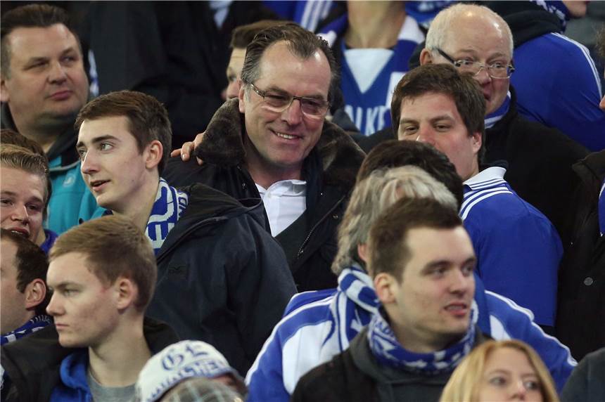 Schalke vor dem Geister-Derby: Tribünen- statt Kurvenplatz für Tönnies Clemens Tönnies beim Derby in Dortmund im März 2014 in der Schalker Fan-Kurve: „Nordkurve geht am Samstag leider nicht.“
