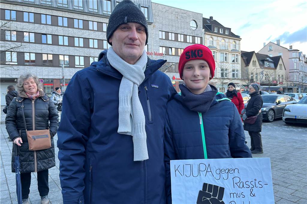 Cleo ist zusammen mit ihrem Vater Guido bei der Demo. Vom Reiterbrunnen ziehen sie mit dem Sternmarsch zum Forumsplatz. Warum Cleo heute da ist? „Es ist mir schon sehr wichtig, was hier passiert. Es geht auch uns an, was hier passiert. Das ist in der Schule auch ein großes Thema. Mir persönlich ist es sehr wichtig, dass alle hier leben können wie sie wollen.“ Vater Guido pflichtet seiner Tochter bei: „Radikalismus und Nazis haben noch nie was Gutes erreicht. Es ist Zeit dafür aufzustehen."