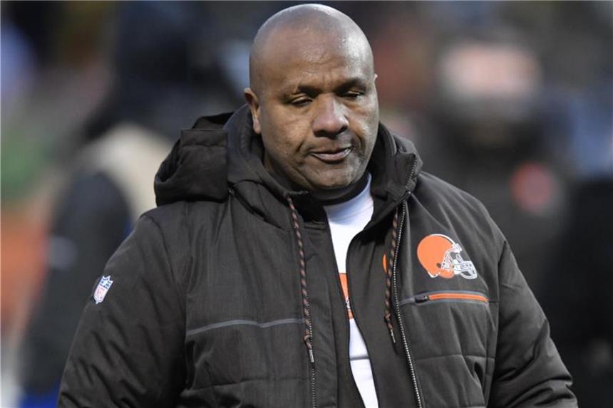 Cleveland-Coach Hue Jackson geht baden. Foto: David Richard