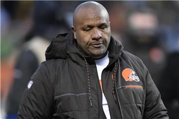 Cleveland-Coach Hue Jackson geht baden. Foto: David Richard