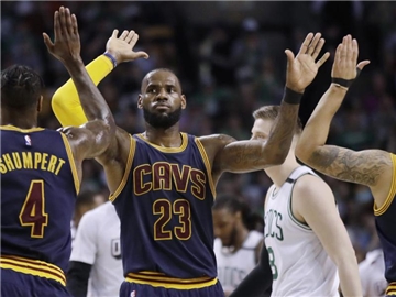 Clevelands Superstar LeBron James (M) war wieder einmal nicht zu stoppen. Foto: Elise Amendola