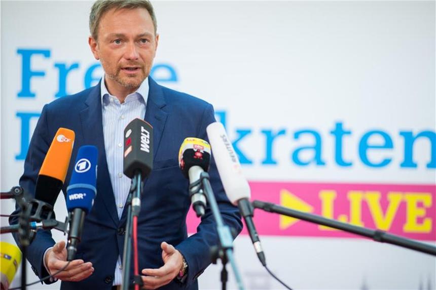 Lindner zu GroKo-Entscheid: „Jetzt geht es an die Arbeit“ C.Lindner äußert sich in der Landesgeschäftsstelle der FDP zum GroKo Entscheid. Foto: Guido Kirchner