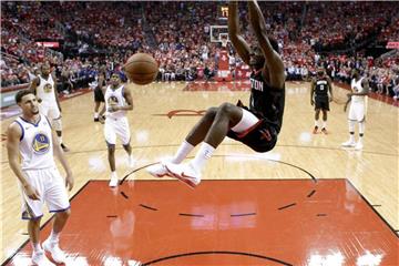 Clint Capela von den Houston Rockets beim Dunking. Foto: David J. Phillip/AP