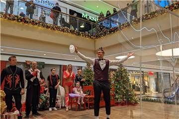 Clown Anthony trat mit dem Team vom Dorstener Weihnachtscircus beim Bühnen-Programm des Mercaden-Einkaufszentrums auf.