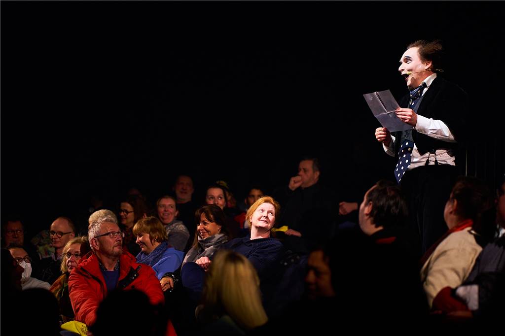 Flic Flac feiert Premiere in Dortmund: Nicht nur Neues, aber noch lange hochmodern Clown Housch ma Housch spaßt mit dem Publikum.