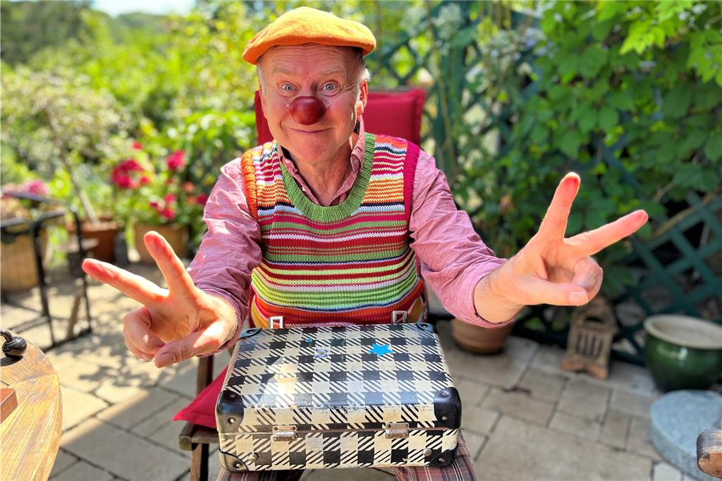 Clown Knolle war immer mit seinem Spezial-Koffer zu Besuch im Krankenhaus. Darin verstecken sich viele Überraschungen, die für Spaß sorgen.