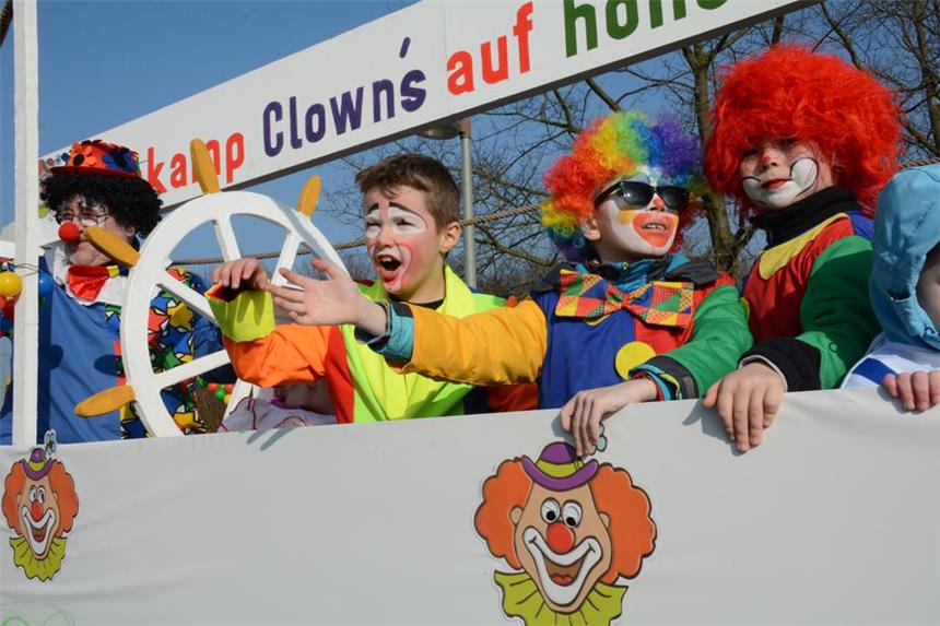 Clowns auf hoher See: Der Rosenmontagswagen der Wüllener Nachbarschaft Lehmkamp.