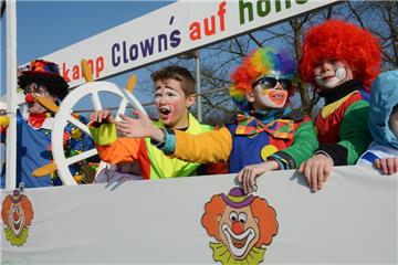 Clowns auf hoher See: Der Rosenmontagswagen der Wüllener Nachbarschaft Lehmkamp.