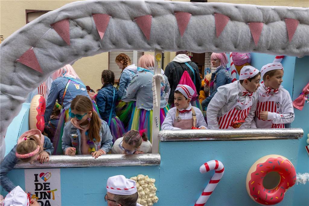 Clowns, Kamelle und viel Stimmung: Bei der offiziellen Schlüsselübergabe und anschließendem Kinderkarnevalsumzug (11. Februar) wurde in Stadtlohns Innenstadt bereits ordentlich gefeiert.