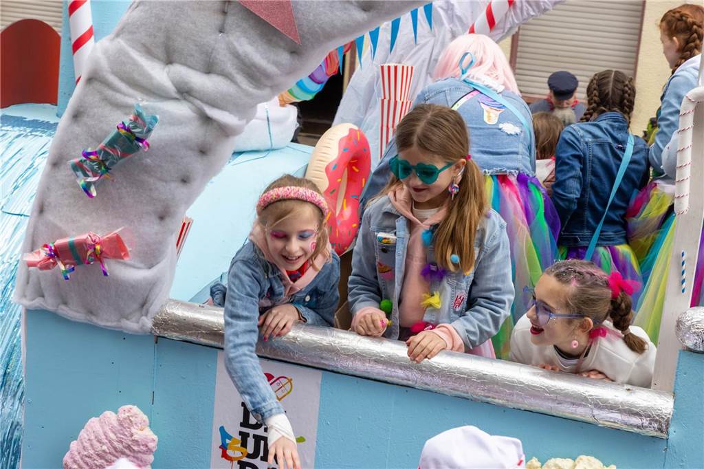 Clowns, Kamelle und viel Stimmung: Bei der offiziellen Schlüsselübergabe und anschließendem Kinderkarnevalsumzug (11. Februar) wurde in Stadtlohns Innenstadt bereits ordentlich gefeiert.