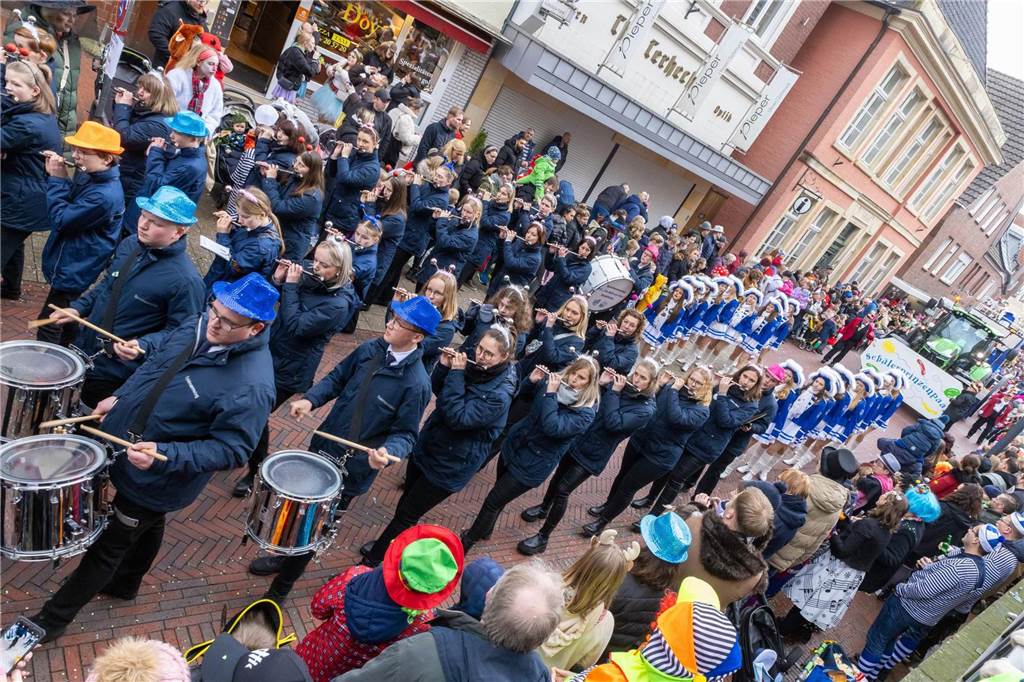 Clowns, Kamelle und viel Stimmung: Bei der offiziellen Schlüsselübergabe und anschließendem Kinderkarnevalsumzug (11. Februar) wurde in Stadtlohns Innenstadt bereits ordentlich gefeiert.