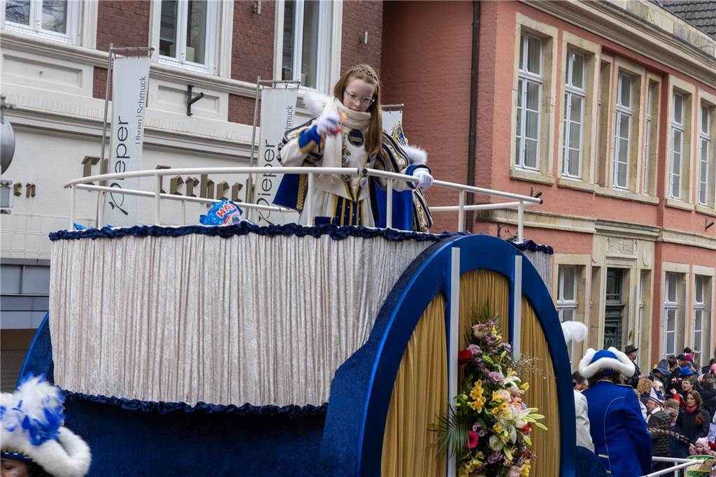 Clowns, Kamelle und viel Stimmung: Bei der offiziellen Schlüsselübergabe und anschließendem Kinderkarnevalsumzug (11. Februar) wurde in Stadtlohns Innenstadt bereits ordentlich gefeiert.