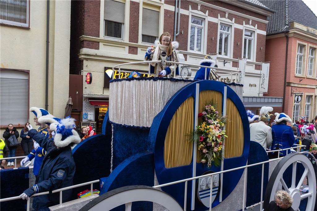 Clowns, Kamelle und viel Stimmung: Bei der offiziellen Schlüsselübergabe und anschließendem Kinderkarnevalsumzug (11. Februar) wurde in Stadtlohns Innenstadt bereits ordentlich gefeiert.