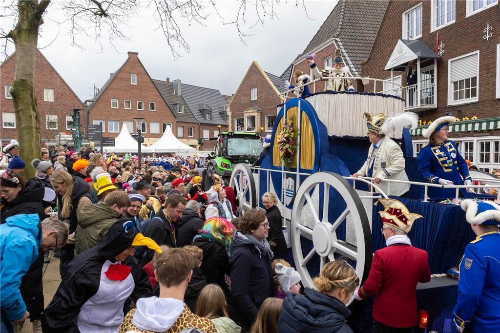 Clowns, Kamelle und viel Stimmung: Bei der offiziellen Schlüsselübergabe und anschließendem Kinderkarnevalsumzug (11. Februar) wurde in Stadtlohns Innenstadt bereits ordentlich gefeiert.