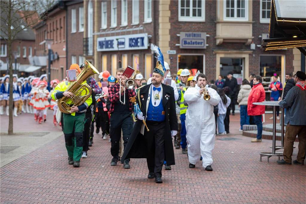 Clowns, Kamelle und viel Stimmung: Bei der offiziellen Schlüsselübergabe und anschließendem Kinderkarnevalsumzug (11. Februar) wurde in Stadtlohns Innenstadt bereits ordentlich gefeiert.